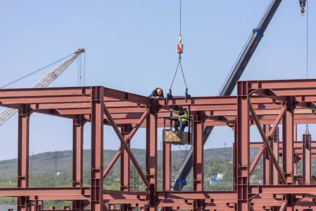 Montajul structurii metalice pentru o hală industrială